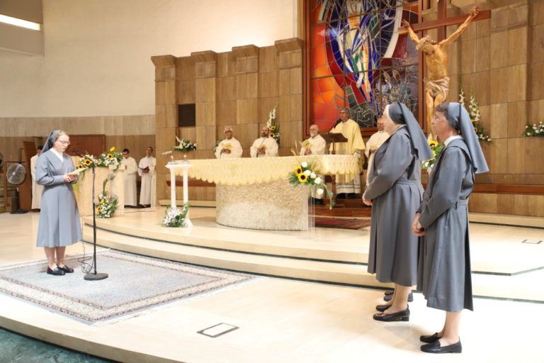 S Kristom kruh za bližnje. Prvi redovnički zavjeti s. Andreje Žiher.